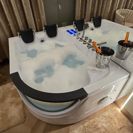Апартаменти Delux Z Jacuzzi