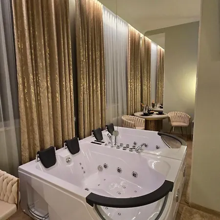 Апартаменти Delux Z Jacuzzi *